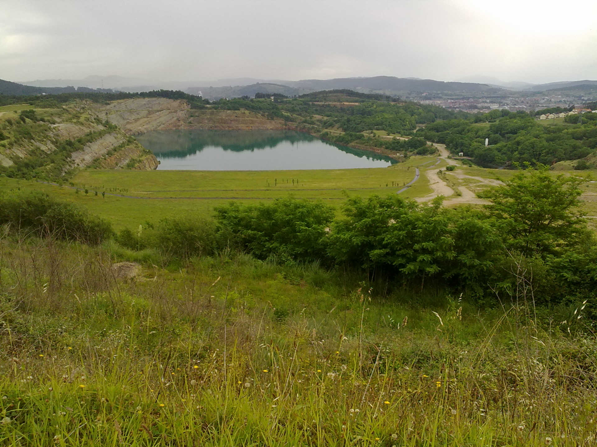 Mina de Reocín — lago formado en la corta por recuperación del freático